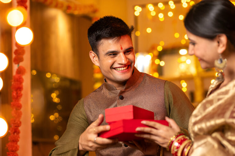 10 Lightweight Jewellery Pieces That Make A Romantic Karwachauth Gift For Wife