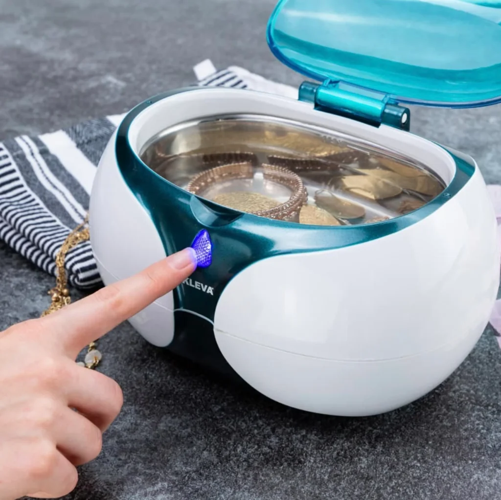 Ultrasonic cleaning uses high-frequency sound waves to remove dirt and grime from gold and diamond jewellery, restoring their original brilliance.