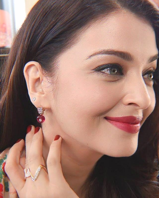 Aishwarya Rai Vanki Ring: The Iconic V-Shaped Ring That Made Headlines